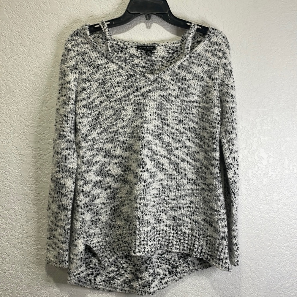 Blush & bloom black and white v neck sweater size small